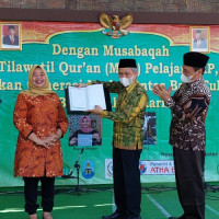 Bupati Sleman Terima Penghargaan Penggerak Literasi Menulis Al-Qur’an